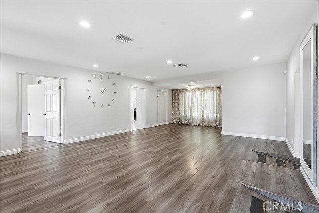 Detail Gallery Image 15 of 44 For 8647 Corbin Ave, Winnetka,  CA 91306 - 5 Beds | 3/1 Baths