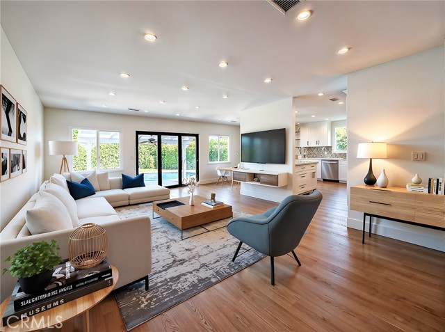 Detail Gallery Image 7 of 61 For 19501 Calvert St, Tarzana,  CA 91335 - 4 Beds | 2 Baths