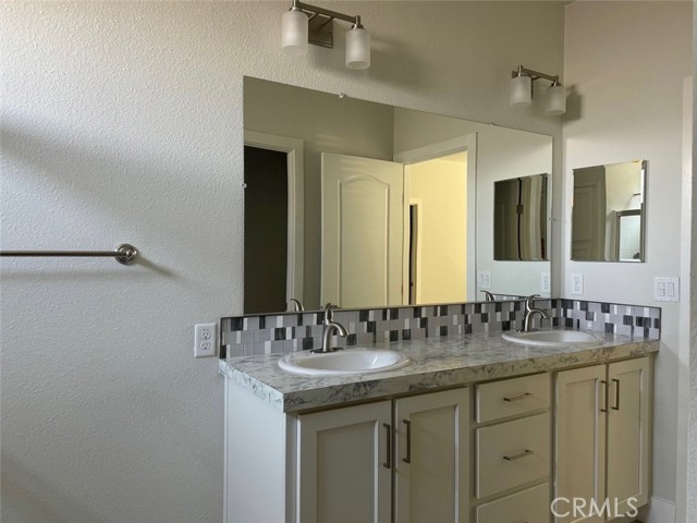 Detail Gallery Image 4 of 20 For 320 N Park Vista St #103,  Anaheim,  CA 92806 - 3 Beds | 2 Baths