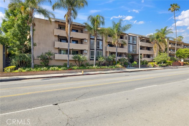 17000 Burbank Boulevard, Encino CA: https://media.crmls.org/medias/45c262dd-3456-41b0-b157-91837c52ecc5.jpg