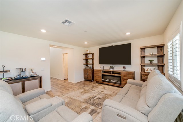 Detail Gallery Image 4 of 31 For 8346 Woodrose St, Jurupa Valley,  CA 92509 - 3 Beds | 2/1 Baths