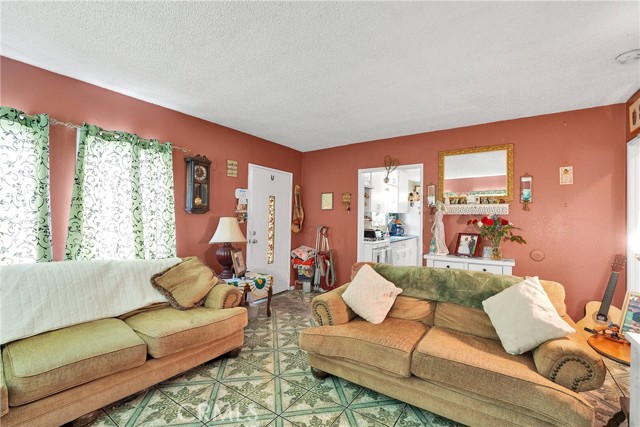 470 E Home Street, Long Beach CA: https://media.crmls.org/medias/45c5e390-9eca-4a1d-8731-c33db6587889.jpg