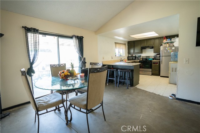 Detail Gallery Image 6 of 14 For 15168 Dakota, Victorville,  CA 92394 - 4 Beds | 2 Baths