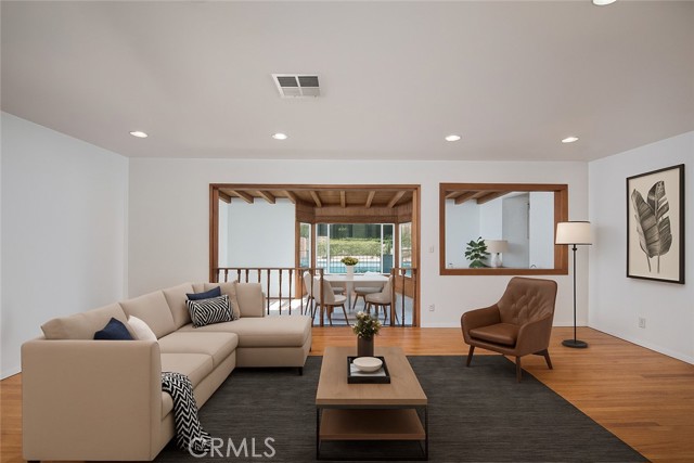 Detail Gallery Image 9 of 42 For 9655 Gothic, North Hills,  CA 91343 - 3 Beds | 2 Baths