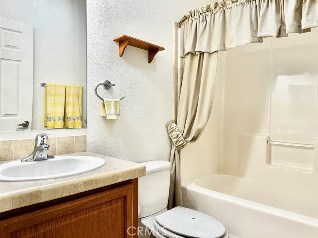 Hallway bathroom with tub/shower