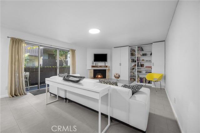 Detail Gallery Image 3 of 25 For 14960 Victory Bld #102,  Van Nuys,  CA 91411 - 2 Beds | 2 Baths