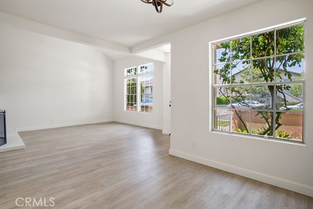 118 Oxford, Irvine CA: https://media.crmls.org/medias/45d702da-6fea-4a8e-b303-56c63c97c2cb.jpg