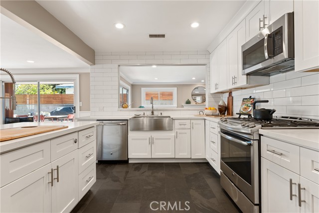 Detail Gallery Image 6 of 31 For 8844 Villanova Ave, Los Angeles,  CA 90045 - 5 Beds | 4 Baths