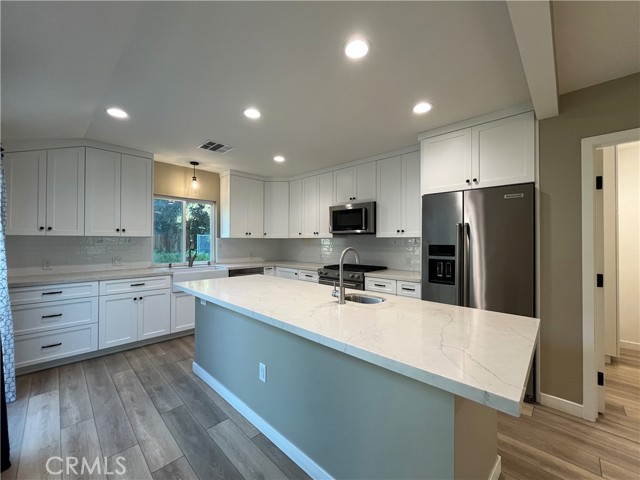 Detail Gallery Image 10 of 33 For 5108 Serrania, Woodland Hills,  CA 91364 - 2 Beds | 3 Baths