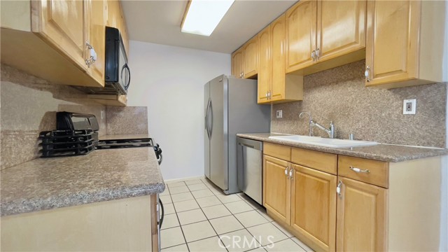 Detail Gallery Image 6 of 21 For 2911 4th St #116,  Santa Monica,  CA 90405 - 3 Beds | 2/1 Baths