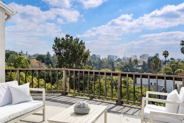 Detail Gallery Image 28 of 38 For 6476 San Marco Cir, Los Angeles,  CA 90068 - 2 Beds | 3/1 Baths