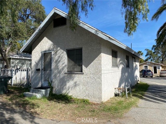 1692 University Dr, Pasadena, CA 91104