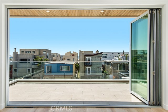 Detail Gallery Image 27 of 35 For 300 Manhattan Ave, Hermosa Beach,  CA 90254 - 5 Beds | 5/2 Baths