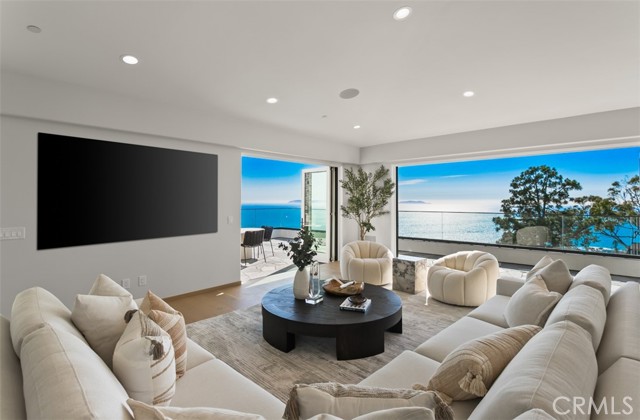 31 N Vista De Catalina, Laguna Beach CA: https://media.crmls.org/medias/45e1c78a-53ac-4fc3-af20-2835c9e55f0d.jpg