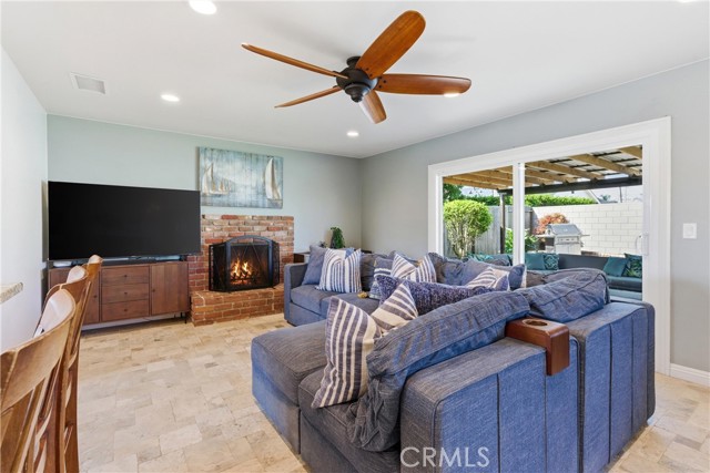 Detail Gallery Image 5 of 39 For 17441 Jefferson Ln, Huntington Beach,  CA 92647 - 3 Beds | 2 Baths