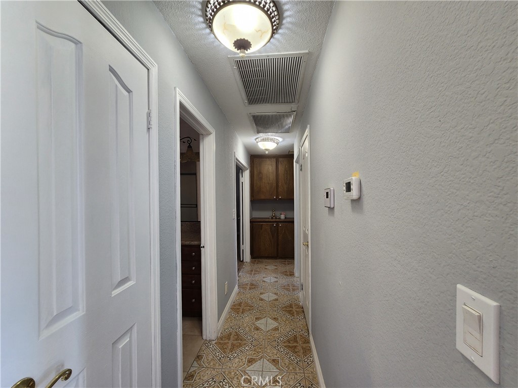 https://media.crmls.org/medias/45e7b35e-ba3e-4ca4-93da-95f5d3c385ef.jpg?preset=X-Large