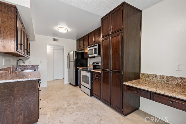 Detail Gallery Image 8 of 23 For 5115 Kester #202,  Sherman Oaks,  CA 91403 - 2 Beds | 2 Baths