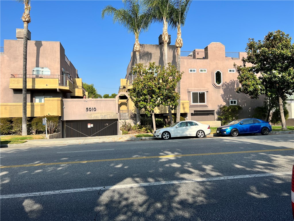 Detail Gallery Image 2 of 62 For 5010 Cahuenga Bld #102,  North Hollywood,  CA 91601 - 2 Beds | 2/1 Baths