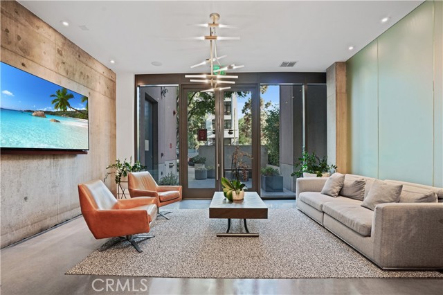 1111 S Grand Avenue, Los Angeles CA: https://media.crmls.org/medias/45f05015-913b-49bd-8a8a-d2e5220f6d46.jpg
