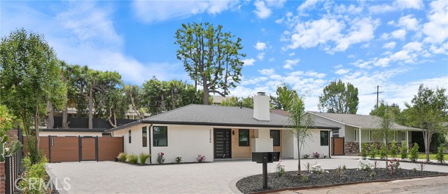 Detail Gallery Image 1 of 41 For 23240 Leonora Dr, Woodland Hills,  CA 91367 - 5 Beds | 5 Baths