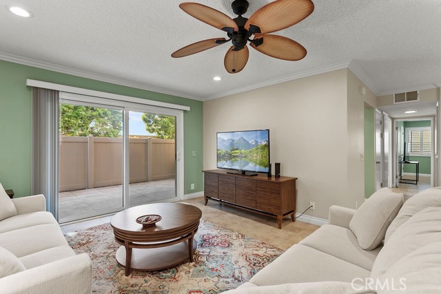 Detail Gallery Image 5 of 22 For 8877 Lauderdale Ct 212b,  Huntington Beach,  CA 92646 - 2 Beds | 2 Baths