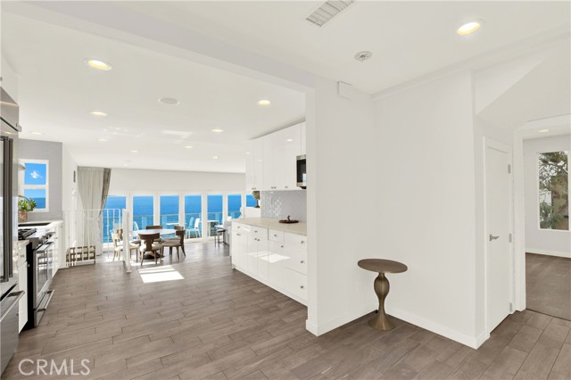 Detail Gallery Image 3 of 23 For 2510 Glenneyre St, Laguna Beach,  CA 92651 - 3 Beds | 3 Baths