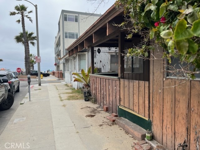 Front Walkway to Beach