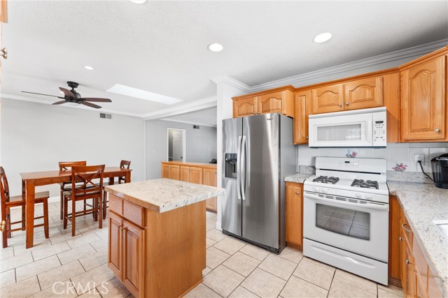 Detail Gallery Image 7 of 28 For 15762 Plymouth Lane, Huntington Beach,  CA 92647 - 5 Beds | 2 Baths