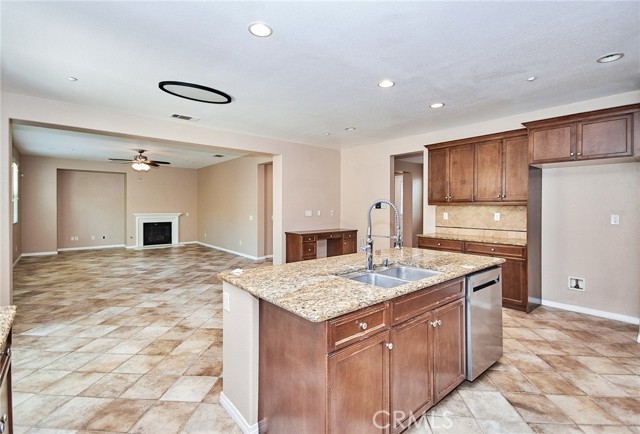 Detail Gallery Image 16 of 37 For 15140 Willow Wood Ln, Fontana,  CA 92336 - 5 Beds | 4/1 Baths