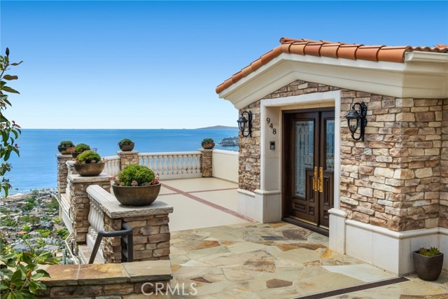 Welcome to 948 Del Mar Avenue in Laguna Beach, where panoramic unobstructed 180° front-row views are truly breathtaking and among the finest along the entire coast.