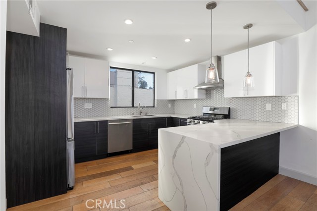 Detail Gallery Image 17 of 46 For 2400 Glendale Ct, Los Angeles,  CA 90039 - 3 Beds | 3 Baths