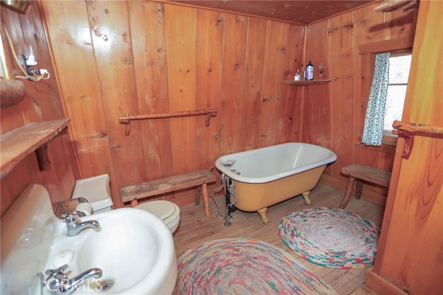 Detail Gallery Image 23 of 47 For 39342 Mohawk Dr, Fawnskin,  CA 92333 - 4 Beds | 2 Baths