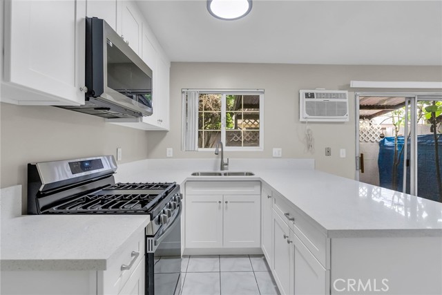 Detail Gallery Image 3 of 27 For 1302 W Lido Pl #2,  Anaheim,  CA 92801 - 2 Beds | 1 Baths