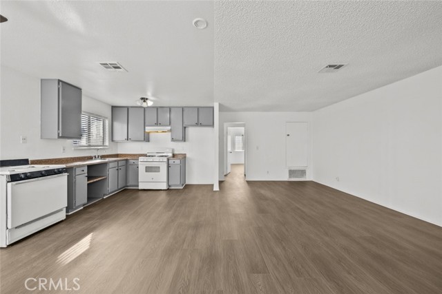 Detail Gallery Image 11 of 26 For 38501 Larkin Ave #4,  Palmdale,  CA 93550 - 2 Beds | 1 Baths