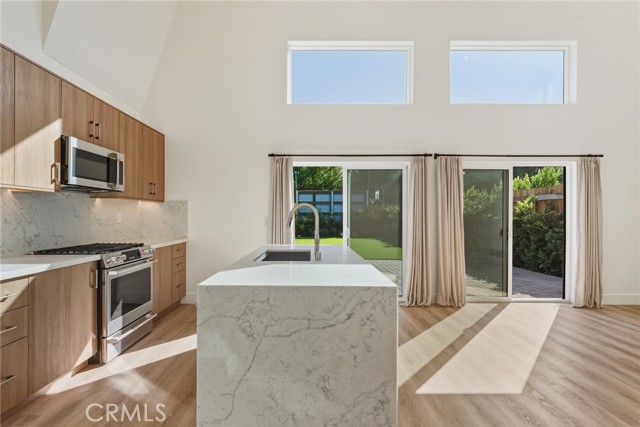 Detail Gallery Image 8 of 39 For 6200 Woodlake Ave, Woodland Hills,  CA 91367 - 3 Beds | 2 Baths