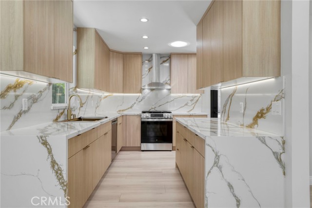 Detail Gallery Image 6 of 32 For 19120 Bessemer St, Tarzana,  CA 91335 - 4 Beds | 3 Baths