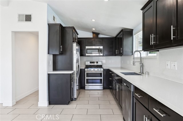 Detail Gallery Image 11 of 34 For 1048 N Loara St, Anaheim,  CA 92801 - 4 Beds | 2 Baths