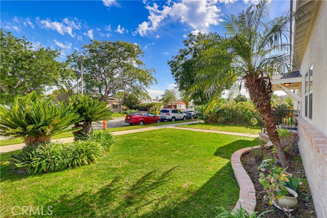 Detail Gallery Image 2 of 47 For 417 S Glenwood Pl., Burbank,  CA 91506 - 5 Beds | 3 Baths