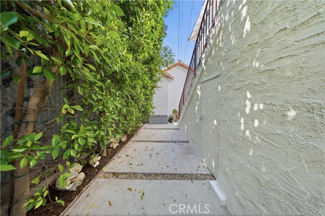 Detail Gallery Image 22 of 40 For 1572 S Ridgeley, Los Angeles,  CA 90019 - 4 Beds | 3 Baths