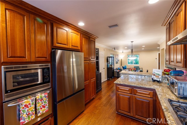 Detail Gallery Image 9 of 27 For 17726 Martha St, Encino,  CA 91316 - 3 Beds | 2 Baths