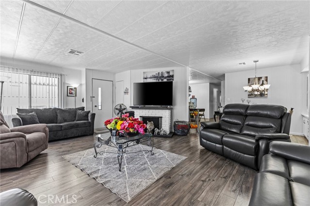 4000 Pierce Street, Riverside CA: https://media.crmls.org/medias/4625effd-42b7-4812-83e3-9ed9d92f624f.jpg