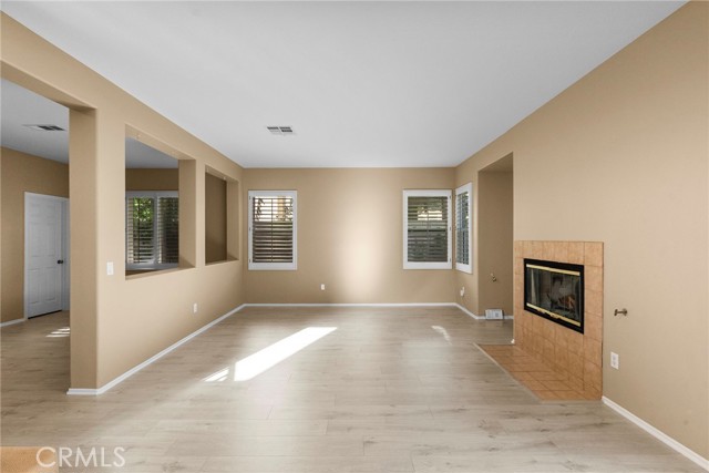19316 Sidani Lane, Saugus CA: https://media.crmls.org/medias/46295359-c314-480a-a728-c17a097f0ef6.jpg