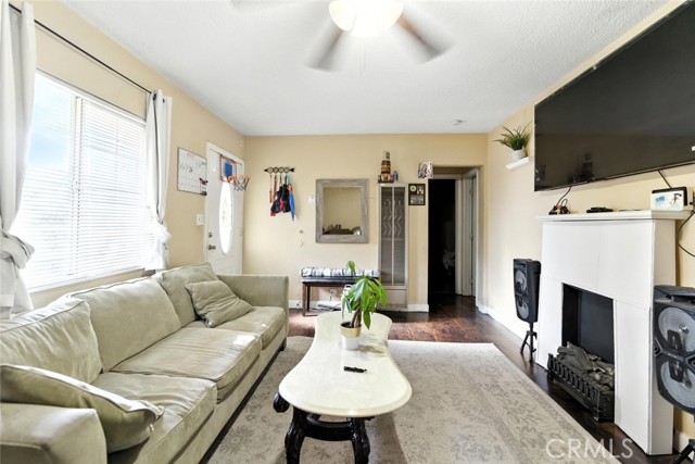 8876 Cypress Avenue, Riverside CA: https://media.crmls.org/medias/462b6fa9-b57f-4797-a9c8-96f3ced7b51d.jpg