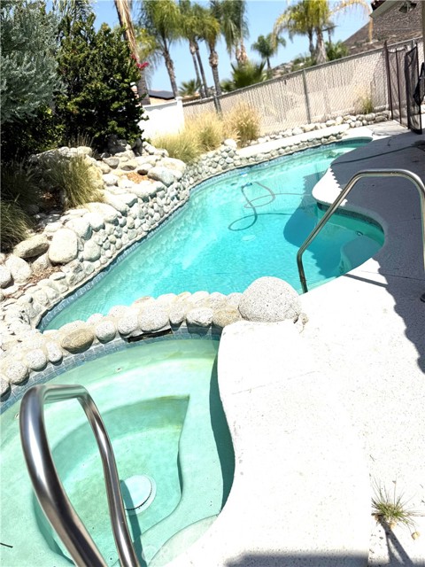 Detail Gallery Image 4 of 23 For 22962 Giant Fir Pl, Canyon Lake,  CA 92587 - 3 Beds | 2 Baths