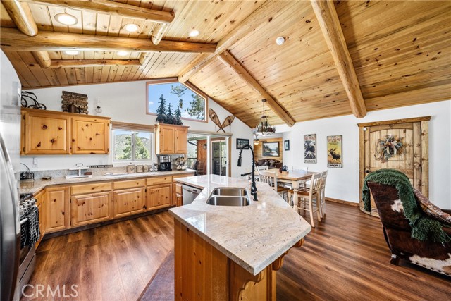 42728 Timberline Trail, Big Bear Lake CA: https://media.crmls.org/medias/4632b702-e328-4668-81fa-f6256b673940.jpg
