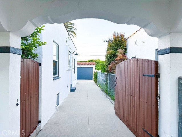 Detail Gallery Image 6 of 71 For 1927 W 84th Pl, Los Angeles,  CA 90047 - 3 Beds | 2 Baths