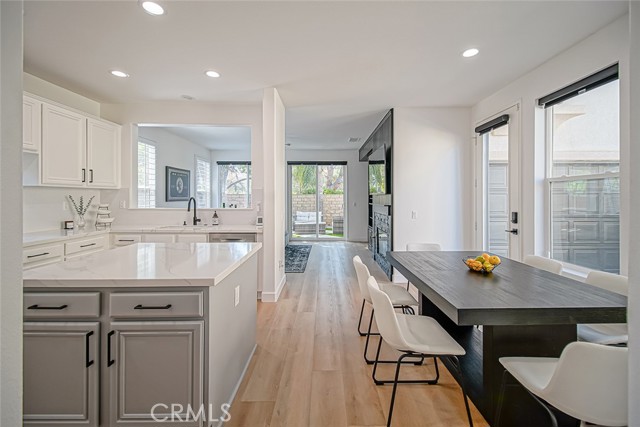 Detail Gallery Image 14 of 58 For 542 Arbor Ct, Simi Valley,  CA 93065 - 4 Beds | 2/1 Baths