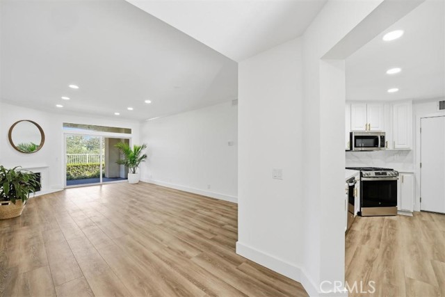 Detail Gallery Image 4 of 30 For 320 Villa Point, Newport Beach,  CA 92660 - 2 Beds | 2 Baths