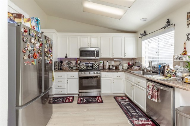 Detail Gallery Image 13 of 27 For 3256 Shale Rd, Palmdale,  CA 93550 - 4 Beds | 2 Baths