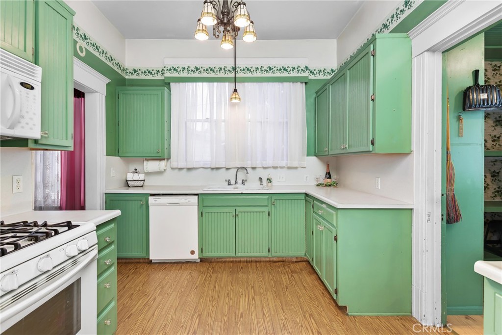 https://media.crmls.org/medias/46422af2-ebcc-42e9-bd33-ba79648fd83e.jpg?preset=X-Large
